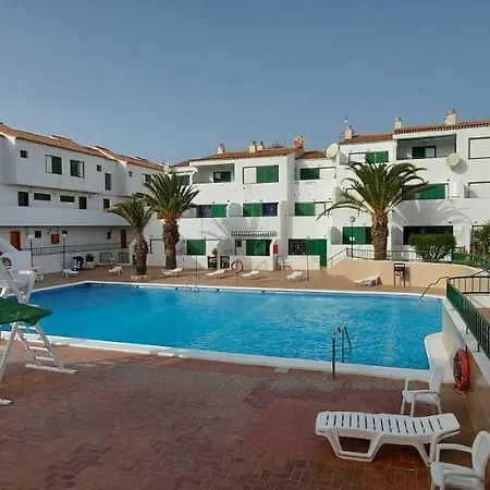 Alondras Park - Sleeps 2 - Parking - Pool Apartment