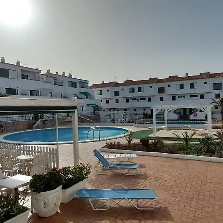 Alondras Park - Sleeps 2 - Parking - Pool Apartment