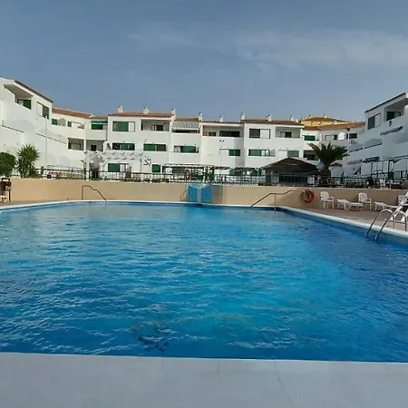 Alondras Park - Sleeps 2 - Parking - Pool *